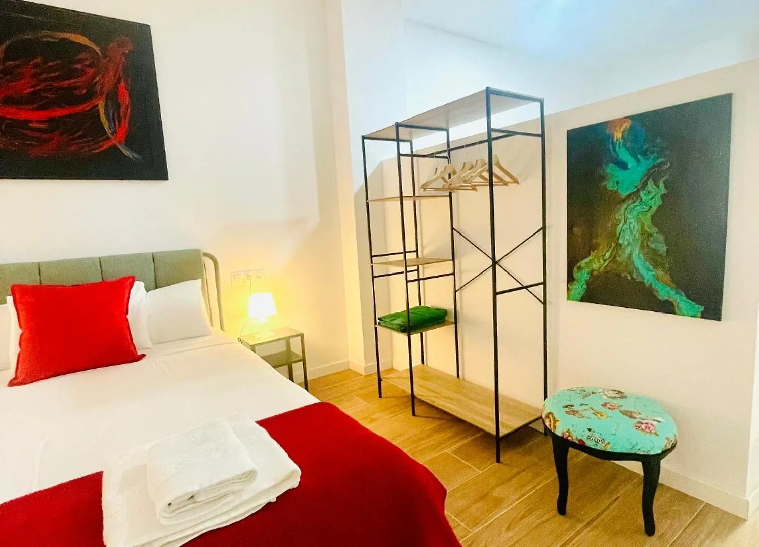 Completo Y Bello Apartamento En Malaga contacts